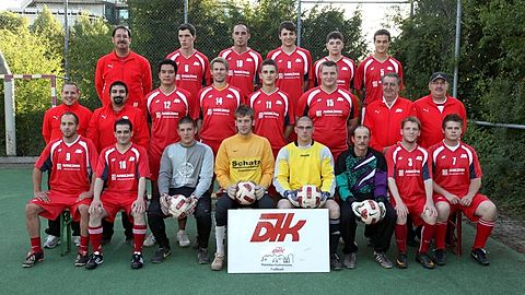 Hinten v.l.: TW-Tr. H. Neureither, Brettschneider, Milosevic, Jotanovic, Heckmann, Von Wirén
Mitte v.l.: Tr. Elfner, Co-Tr. Esposito, Tio, Reiss, Kiefer, Harbarth, Abtl.-Ltr. W. Neureither,
TW-Tr. Reinhardt
Vorne v.l.: Eichholz, Haynes, Bechter, Klitsch, Pfeifer, Parks, Treder, Keßler.	       Foto: Pfeifer