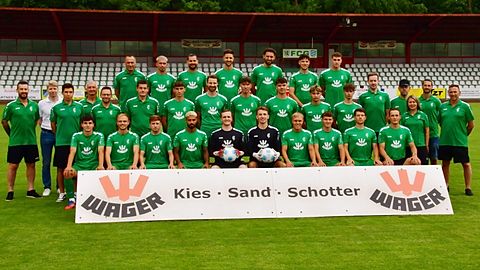 Bayernliga-Kader 2025/26 des FC Gundelfingen, hinten von links Vereinsarzt Dr. Jürgen Beck, Yannick Maurer, Elias Weichler, Dario Nikolic, David Spizert, Jan-Luca Fink, Simon Achatz; Mitte von links Sportlicher Leiter Stefan Kerle, Hauptsponsor Mark Wager, Trainer Thomas Rudolph, Fitnesstrainer Stefan Lemmert, Abteilungsleiter Christian Renner, 2. Abteilungsleiter Michael Unger, Noah Sailer, David Anzenhofer, Leon Sailer, Kevin Lochbrunner, Fatjon Maliqi, Marvin Meier, Co-Trainer Stefan Heger, Betreuer Rico Nöldner, Physiotherapeutin Katrin Ramold, Torwarttrainer Dominik Trenker, Kaderplaner Rudi Schiller; vorne von links Samuel Seibold, Janik Noller, Jonas Schneider, Mehmet Fidan, Tobias Werdich, Andreas von Mücke, Nico Frisch, Jeremias Seibold, Niklas Fink, Michael Singer