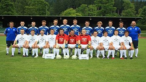 vorn von links: Christoph Saller, Andreas Zeitler, Ferhat Düzel, Andreas Grasegger, Sebastian Bartsack, Sebastian Schmölzl, Hannes Maurer, Florian Ponitz, Markus Burkhart, Hias Bader, Franz Schoch
hinten von links: Trainer Oliver Poque, Max Hahn, Didi Hahn, Bertl Henner, Andreas Paschek, Günther Kellner, Matthias Riesch, Franz Benkert, Stefan Kautecky, Florian Sporer, Max Klausner, Co-Trainer Hannes Benkert