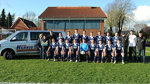 Hinten v. L.:
Trikot-Sponsor Ehepaar Schomacker mit Sohn. Szymon Kalinowski, Hauke Wülbern, Jannik Peters, Tobias Buck, Kenny Brünjes, Ulf Wischnewski, Matthias Söhl, Björn Buck, Co-Trainer Dennis Staffeldt, Trainer Frank Steffens, Vorsitzender Henry Springer.
Vorne v. L.: Bernd Springer, Axel Bremer, Andreas Springer, Jörn Steffens, Jörg Klemp, Dennis Brandt, Patrick Quell, Daniel Börger, Joshua Brandt.
Es fehlen: Betreuer Norbert Segelken, Mario Steffens, Marten Kohrs.