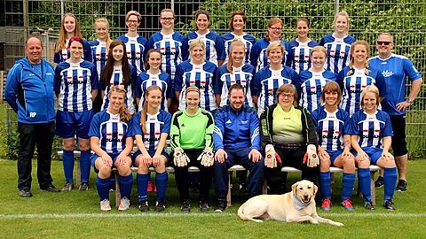 obere Reihe von links: Jule Schulz, Vivien Dickhoff, Corinna Bially, Kristina Schmitz, Mandy Pellender, Eileen Pellender, Ronja Tiedt, Ramona Deckers, Sophie Kiwitz.
mittlere Reihe von links: Trainer Roland Pellender, Vanessa Augustat, Lara Schmidt, Laura Wix, Petra Metzen, Miriam Jacobs, Anika Teeuwen, Corrie Schäfers, Elena Schneickert, Co-Trainer Andy Busse.
untere Reihe von links: Anne Stickelbrock, Sandra Dielen, Laura Köhler, Steffen Honnen, Anne van Geldern, Saskia Geerkens, Sandra Fleuth.
vorne: Sam.