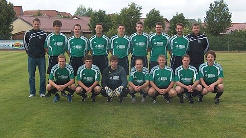 hinten v.li.: R. Hummel, R. Schneider, M. Eichhorn, A. Gumplinger, C. Eichhorn, A. Hummel, A. Sachsenhauser, R. Wagensonner, Rudi Ertl
vorne v.li.: F. Diermeier, T. Ossner, M. Winter, C. Weger, M. Sedlmeier, M. Zettl, J. Schricker
