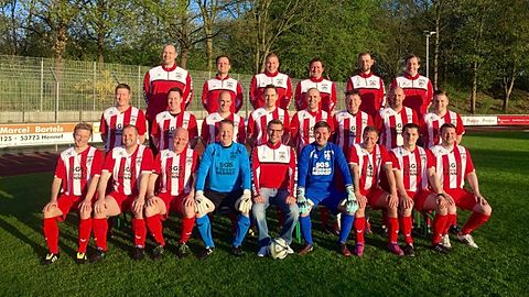 Saison 2015/16
Hintere Reihe v.l.: Heiko Rothenhagen, Florian Giesecke, Felix Nonnenmacher, Patrick Maibaum, Daniel Friedrich und Alexander Kutschke.
Mittlere Reihe v.l.: Michael Kraemer, Ralf Schugt, Daniel Wiemar, Johannes Voßwinkel, Markus Haider, Carsten Toß, Michael Theuer und Maik Szewcyzk. Vordere Reihe v.l.: Karsten Thomas, Eric Raderschad, Frank Hutmacher, Kapitän Henning Borgmann, Trikotsponsor Gerd Schichel (SGS Fliesen, Hennef), Sjard Ridder, Ralf Winter, Taner Emini und Jörg Theel.

Auf dem Foto fehlen: Martin Gerards, Michael Schneider, Fatih Özyurt, Sebastian Fuchs, Valerij Kiefer, Jens Arnold, Mathias Rochus, Patrick Nordstern und Sebastian Thomas.
Foto: N.Maibaum