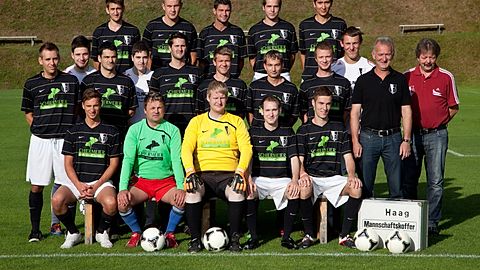 Oberer Reihe von links: Knödlseder Florian, Weidinger Markus, Meisinger Matthias, Wandl Franz-Josef, Mader Manfred - Mittlere Reihe von links: Baumann Johannes, Wintersteiger Julian, Spielertrainer Freund  Christian, Behringer Florian, Freund Max, Spielertrainer Wolf Rene, Saxinger Gerald, Krinninger Johannes, Maderer Josef, 1. Vorstand Angerer Josef, 2. Vorstand Rührmeier Siegfried - Untere Reihe von links: Schmöller Florian, ETW Lichtenauer Manfred, Moser Jürgen, Stefan Maximilian, Angerer Thomas - Es fehlen: Koch Daniel, Freund Hanse, Jaksch Andreas, Brandstetter Marco, Knödlseder Michael, Stemplinger Johann Paul und Krinninger Jonas