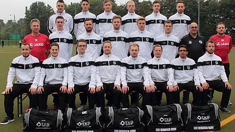 Obere Reihe von links nach rechts: Nils Schweda, Jan Steinheuer, Luca Schuirmann, Silas Michalik, Fabian Arnold, Pascal Markelj
Mittlere Reihe von links nach rechts: Rene Fechner (Co-TR), Niklas Litzbarski, Patrick Stein, Dennis Thies, Finn Klophaus, Daniel Adrian, Carlos Dantas (Sportvorstand), Sascha Odina (TR)
Untere Reihe von links nach rechts: Sinan Caliskan, Mario Sommer, Tim Scholtysek, Tobi Ritzmann, Yannick Gronemeier, Markus Strotzynski, Nezir Bajrami, Patty Henning
es fehlen: Jan Henning, Steffen Holst, Gianni Siciliano, Max Wyes, Steffen Lange, Dennis Groschke und Colin Harder