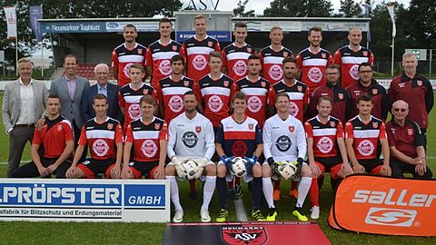 obere Reihe von links: Ferdinand Buchner, Johannes Roth, Philipp Stephan, Christian Bulinger, Leon Schön, Jonas Grunner, Jonas Marx
mittlere Reihe von links: Sportdirektor Thomas Schlecht, Max Gnus, Hauptsponsor Johann Pröpster, Selim Mjaki, Christian Schrödl, Alexander Moratz, Dominik Ammon, Ali Yetkin, Trainer Marco Christ, Co-Trainer Benedikt Thier, Teammanager Wolfgang Hussendörfer
untere Reihe von links: Physiotherapeut Philipp Inzenhofer, Sebastian Semmler, Daniel Haubner, Maximilian Haid, Lukas Wutz, Martin Bachner, Marc Eger, Florian Hausner, Betreuer Klaus Wegertseder