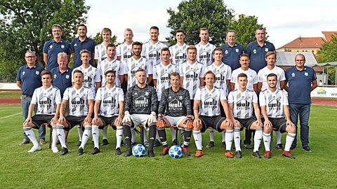 sitzend v. l.: Tim Hain, Patrick Drofa, Gökey Gönel, Marcel Fischer, Michael Lauerer, Stefan Lohberger, Daniel Eder, Furkan Gönel
 
mitte v. l.: Kassier Josef Ilg, AH Vorstand Alfred Kröninger, Co-Trainer Dominic Duschl, Thomas Häfner, Mirza Hasanovic, Florian Weber, Tobias Eckl, Manuel Probst, 
Betreuer Josef Grantner, Trainer Martin Oslislo, sportlicher Leiter Werner Sixt 

oben v. l.: Vorstand Michael Stadler, TW-Trainer Philipp Zellner, Stefan Lemberger, Andreas Obermeier, Alexander Heindl, Tashin Kabak, Markus Tschugg, 
Ausschussmitglieder Werner Holzleitner und Richard Gruber