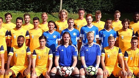 Hintere Reihe von links nach rechts: Co-Trainer Michael Kunitzky, Paul Seeger, Claudio Heller, Moritz Stohr, Eric Urwalek, Simon Britsch, Jonas Schmidt, Torben Blechenberg, Chiso Daza, Betreuer und PTSV-Ikone Peter Rist.
Mittlere Reihe v.l.n.r.: Trainer Ray Wusu, Robin von Wiren, Mathias Machemer, Samir Laabous, Leonard Plankert, Mirko Werling, Jan Hergesell, Samuel Wusu, Hannes Schwelm, Enrico Castrovinci Grillo.
Vordere Reihe v.l.nr.: Philipp Armbruster, Aymen Guarbi, Stelios Arvanitopoulos, Nikolas Guby, Michael Wittmann, Fabian Kunitzky, Merhan Medjitoski, Dominik Zorn.