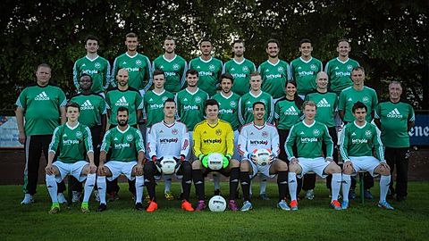 Hinten v. links: Florian Diehl, Felix Handke, Lukas Sander, Gürsel Boztas, Sven Brand, Kevin Leisch, Benjamin Krayer, Thomas Schneider.

Mitte v.links: Frank Breidenbend (Geschäftsführer), Nana Amaniampong (Co-Trainer), Sascha Glatzel (Trainer), Leon Overrödder, Fabian Wilhelmy, Yannick Ehrenberg, Moritz Hillebrand, Jasmin Wiemar (Physiotherapeutin), Martin Brinsa (2.Vorsitzender), Alexander Rieck (Torwart-Trainer), Uwe "Bum" Krüger (Betreuer).

Vorne v. links: Malte Bayer, Gaetano Pettineo, Marcel Gehrlein, Nico Pfennig, Badr Yakine, Richard von Klaß, Dario Sanchez Copano.

Es fehlen: Aaron Böning, Brandon Chin, Frederico Degheins, Robin Ehrenberg, Tobit Hogrebe, Dominick Müller

Foto: www.honnef-heute.de