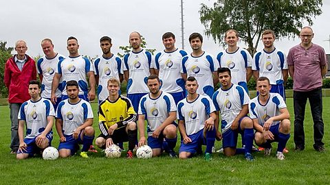 Hintere Reihe vlnr: Trainer Hannes Robbe, Kevin Flödder, Cem Abuska, Danijel Rusitovic, Pavel Kopp, Felix Wacker, Dimitri ZTsakmaklis, Alexander Reimer, Kosta Strauch, Betreuer Alexander Kolk
Vordere Reihe: Burak Algedik, Dilxwax Acar, Florian Müller, Victor Diz, Atila Escosiosak, Azad Acar, Jurij Matiys