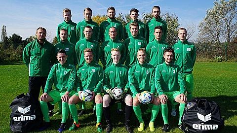 O.v l. Cornelius Menzel, Robert Roch, Phil Wollny, William Schult, Lucas Manz
M.v.l. Thomas Klippel (Trainer), Sebastian Pietsch, Vincent Steinigen, Norbert Schuster, Luca Sengstock, Felix Rudeck, Julius Günther,
U.v.l. Paul Mittmann, Karl-Heinz Kretschmer, Tom Walzog, Christoph Günther, Stephan Gersdorf
es fehlen: Agostino Sufiane, Luis Schwarzenberger, Patrick Hammermüller, Luis Faupel, Gregor Klement, Eric Semetzky, Wilhelm Hähnel