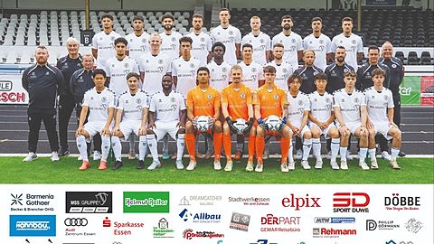 Obere Reihe (von links): Nabil El-Hany, Kiyan Gilani, Serhat Sat, Marcello Romano, Almedin Gusic, Jan Corsten, Aren Shavershyan, Sanjin Vrebac, Tim Kaminski.
 
Mittlere Reihe: Physiotherapeut Jens Bromba, Stürmer-Trainer Peter Schreiner, Mannschaftsbetreuer Oliver Guß, Youssef Kamboua, Maurice Haar, Hüseyin Efe Aldemir, Rotosson Kanu, Samir Younes Bouazza, Nico Lucas, Trainer Dennis Czayka, Co-Trainer Joel Kaworsky, Co-Trainer Justo Vazquez, Torwart-Trainer Klaus Böhs.

Untere Reihe: Nicholas Choi, Elefterios Theocharis, Denzel Oteng Adjei, Mohamed Abou Khamis, Alexander Golz, Phil Lenuweit, Yunosuke Seo, Chihyun Jung, Justus Becker, Simon Gawryluk.

Es fehlen Lukas Korytowski, Robin Urban, Joshua Kapenda und Torwart-Trainer Kai Heutger.