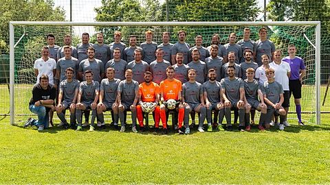 h.v.l.n.r. Viktor Rein, Ralf Studenak, Max Gebhardt, Marius Gramlich, Tim Reustlen, Timo Scheufler, Cedric Trommer, Marcel Kubach, Florian Simpfendörfer, Karsten Krone, Martin Schick, Marvin Kneschke, Kevin Baier, Nathan Theobold.
m.v.l.n.r. Pierre Dautel (AbtL), Marco Stettner, Cedric Franke, Lukas Müller, Benjamin Braun, Marco Weiß, Marco Jung, Michael Simpfendörfer, Daniel Mally, Patrick Huber, Simon Geiger, Dennis Kraus, Patrick Rein (Trainer), Felix Keim.
v.v.l.n.r. Timo Weber (Vorstand), Manuel Krockenberger, Michael Stadler, Albion Elezaj, Michael Rex, Salih Terzi, Heiko Scheufler, Sebastian Woite, Marco Vikar, Edriess Chehab, Kim Riedle, Robert Gruber.