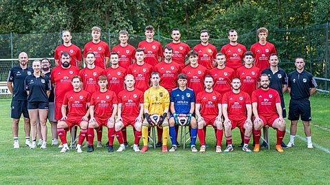 hintere Reihe v.l.n.r.: Björn Grünhäuser, Danny Schömer, Nico Schürch, Louis Klingel, Vincenzo Nepi, Marcel Hauptmann, Kevin Langlitz, Luca Bernard
mittlere Reihe v.l.n.r.: Tobias Herlach (Torwart-Trainer), Hanna Tatsch (Physiotherapeutin), David Schmitt (1. Vorsitzender), Jonas Roth, Elia Wilbert, Tim Nowrot, Marvin Reitz, Nico Roth, Noah Herlach, Max Thees, Lukas Schuh, Patrick Schmitt (Betreuer), Tim Schabbach (Trainer)
vordere Reihe v.l.n.r.: Nick Hoff, Anthony Pizzuti, Lars Klassen, Kevin Laudes, Mats Klingel, Alex Herlach, Justin Hoff, Christopher Koltes