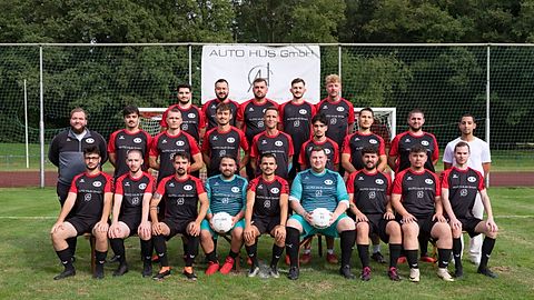 Erste Reihe v.l.n.r.: Caner Alagas, Hamza Acan, Patrick Schneider, Birol Deniz, Georgios Doulgerakis, Marcel Schmacks, Vassilios Doulgerakis, Frederick Hoang, Alexander Drabben 
Zweite Reihe v.l.n.r.: Erwin Kraus (Trainer), Elias Thissiadis, Henning Gaidzik, Maik Minnich, Christian Kubsch, Baris Deniz, Sabri Sahin, Raphael Halle, Mehmet Sahin (Physio)
Dritte Reihe v.l.n.r.: Emin Kara, Muzaffer Esiyok, Tristan Gaidzik, Elias Minnich, Tobias Pollmer (spielender Co-Trainer)

Es fehlen: Christian Milradt, Cnut Fritz, Fabrice Baumann, Jonas Pleuß, Marvin Lennartz, Nicklas Lennartz, Alexander Erkens, Brandon Turner, Chris Drechsel, Konstantinos Pavlidis, Redouan Ayaou