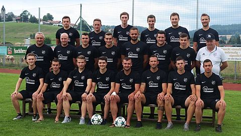 oben v. Links: Marco Dirndorfer, Marcel Irlesberger, Michael Weißhäupl, Florian Dillinger, Florian Schreiner, Michael Haydn | mitte v. Links: Trainer Michael Gaisbauer, Alexander Schreiner, Johannes Pichler, Florian Pichler, Manuel Hirner, Alexander Denk, Jonas Schreiner, 1. Vorstand Josef Pauli | sitzend v. Links: Patrick Schreiner, Simon Küblböck, Bastian Poxleitner, Marco Eiler, Patrick Grünzinger, Thomas Pauli, Max Faschingbauer, Jan Küblböck