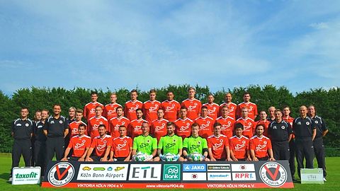 Vordere Reihe v.l.: Andreas Schäfer, Albert Streit, Joshua Schmitt, Maurice Gillen, Rafael Koczor,
Michael Vogel, Florian Mager, Masatoshi Hamanaka, Cataldo Cozza
Mittlere Reihe v.l.: Johannes Jahn, Stefan Hickl, Eugen Tschumakow, Silvio Pagano, Mike Wunderlich,
Lucas Musculus, Dennis Weis, Sebastian Spinrath, Christian Schlösser
Hintere Reihe v.l.: Marcus Steegmann, Lukas Nottbeck, Claus Costa, Henrik Giese, Aziz Bouhaddouz,
Jannik Löhden, Fatih Candan, Marius Schultens, David Müller
Trainerteam (links, v.l.): Jürgen Radschuweit (Co), Franz Wunderlich (Sportlicher Leiter), Frank Eulberg
(Co), Claus Dieter Wollitz (Cheftrainer), Wolfgang Mattern (Torwarttrainer)
Betreuerstab: (rechts, v.r.) Udo Schmidt (Betreuer), Volker Haselbach (Schiedrichterbetreuer),
Sebastian Witt (Physio), Ingo Haselbach (Teammanager), Thomas Gürtler (Betreuer), Sebastian Kunz
(Arzt)
