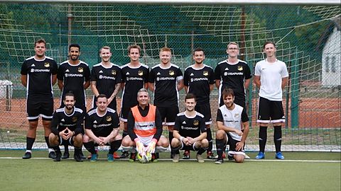 Stehend: Bettinger N., El Foukhari M., Raubuch A. Thömmes F., Kimmling M., Everling M., Leinen L., Bauer L.
Kniend: Galati G., Hauch S., Matanovic A., Schmidt D., Steinort J.