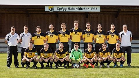 stehend v.l.: Spielleiter Senioren Christian Schießleder,Betreuer Stefan Hopper,Andreas Hopper,Anton Schachtner,Alexander Huber,Korbinian Krautner,Alex Meier,Wolfgang Berger,Christoph Denk, Betreuer Josef Peißl
vorne v.l.: Tobias Weigl,Florian Schlaffner,Johannes Stalleder,Peter Schermer, Florian Ebnet