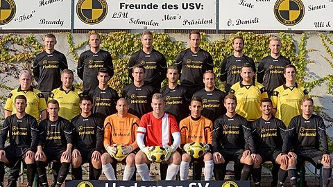 Uedemer SV: hinten v.l.: Alexander Tissen, Andrej Kornelsen, Clemens Götz, Lutz Hoffmann, Martin Würzler, Tim Zillmann; mittlere Reihe v.l.: Betreuer Wilfried "Pele" van Aerssen, Betreuer Andreas Giglio, Divan Erkis, Tobias Brandenburg, Cahit Erkis, Andre Reichelt, Spielertrainer Christian Klunder, Trainer Patrick Kleintjes; vorne v.l.: Besian Mulaj, Kevin Düffels, Bernard Alijaj, Ronald de Kruiff, Rene van Elten, Marvin Topat, Josef Elbers, Özkan Demirli, Thomas Boothe.