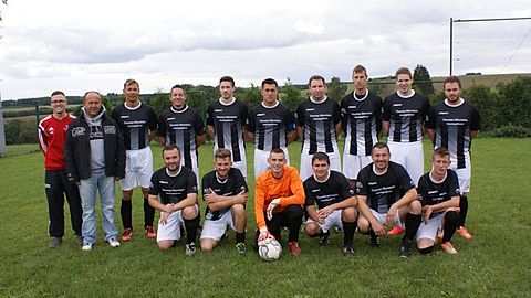 Saison 2015/16
Hinten links: Alex Damian (Betreuer), Thomas Munstein (Trikotsponsor), Udo Zimmer (Trainer), Alexander Stürmer, Björn Zimmer, Alexander Budajew, Oswald Bereczky, Daniel Barth, Marcel Schätzel, Phillip Wolter
Vorne links: Nadir Bilgi (Trainer), Johann Fuchs, Marcel Arnold, Artem Thacuk, Heiko Karschuck, Yannik Pies