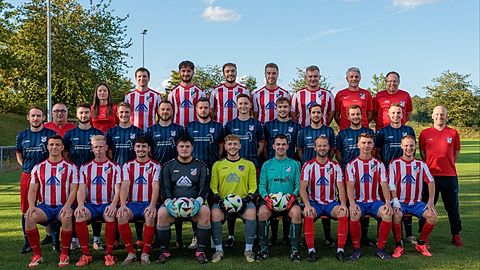 hintere Reihe v.l.: Trunk, Kathleen (SpA); Winter, Torben; Hess, Mika; Geng, Lukas; Fischer, Yannick; Krebs, Philipp, Englert, Siegfried (Vorstand), Niedderer, Thorsten (Trainer 2. Mannschaft); mittlere Reihe v.l.: Kielmann, Arne; Steck, Andreas (Vorstand), Mathes, Nikolai; Hess, Luca; Wölfer, Steven; Stenchly, Sebastian; Kuhn, Mirco; Geng, Christoph; Kaiser, Fabio; Kaiser, Marius; Schumacher, Tom; Walz, Johannes (Trainer); vordere Reihe v.l.: Blaschek, Cedrik; Gimber, Max; Hecht, Jason; Morsch, Maximilian; Walz, Marius; Amann, Lukas; Rothenberger, Marc; Sadean-Thudt, Sven; Kerpal, Marcel