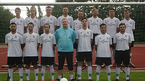 Hintere Reihe (v.l.n.r): Clemens Hees, Alexander Krause, Manuel Adam, Bastian Lieb, Florian Felmeden, Maximilan Musolf, Marco Giliberto, Artem Kasakow
Vordere Reihe (v.l.n.r): Oualid Mokhtari (Spielertrainer), Mario Klein, Patrick Schmidt, Patrick Fangmann, Niclas Freiwald, Georgius Schmidt, Alvin Gherghescu