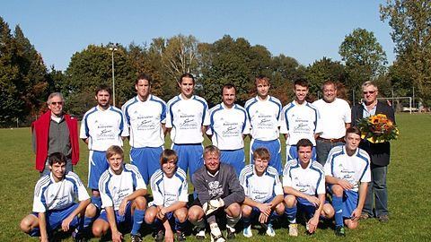 v.h.l.: Trainer Maier Reinhold, Elsner Thomas, Sneberk Jaroslav, Heimerl Christian, Drexler Mario, Kerscher Benedikt, Sturm Tobias, Vorstand Lehner Markus, Trikotspender Strassburger Wolfgang
v.v.l.: Martinek David, Engert Martin, Demel Simon, Bergien Bernd, Simml Tobias, Aubrecht Jan, Mauerer Matthias
es fehlen: Heimerl Michal, Schubert Steffen, Scheuerer Martin und Hintermeier Marco