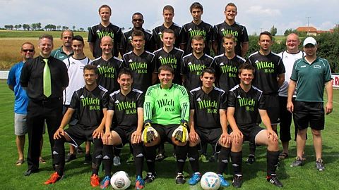 hinten von links: Michael Baumann, Julian Jenkins, Michael Forster, Martin Lehner, Marvin Mark
mitte von links: 2.Vorsitzender Norbert Merkl, Trikotsponsor Matteo Rufo, Betreuer Claus Meyer, Alexander Ullrich, Olaf Röber, Daniel Rohr, Markus Schlenk, Sebastian Paulus, Michael Reil, Trainer Stephan Schmucker, 1.Vorsitzender Thomas Knöbl, Betreuer Dominik Zwack
vorne von links: Fabian Wudy, Dominik Bredow, Rene Rohr, Tobias Hampl, Steven Haschberger
fehlend: Manuel Harbig, Thomas Sladek