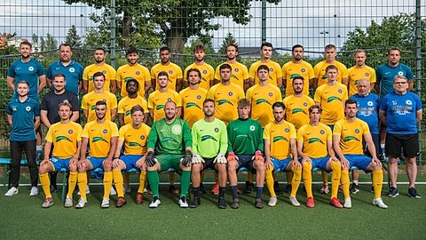 Reihe oben von links:

Co-Trainer Robert Slotta, Co-Trainer Siegmund Gerc, Marvin Özdal, Lukas Rohana, Eddie Udeoka, David Vetter, Dennis Freyer, Nico Wobeser, Florian Medrane, Nils Ehritt, Robert Schrade, Trainer Andreas Thurau

Reihe Mitte von links:

Pressesprecher Paul Schramm, TW-Trainer Christian Bienko, Oliver Gantzberg, Daniel Sternberg, Matthias Baasch, Anselm Stüker, Niklas Schindler, Luis Driemel, Maximilian Hofmann, Samuel Cook, Betreuer Wolfgang Rapp, Betreuer Wilhelm Fiebiger

Untere Reihe von links:

Luca Rohr, Jannis Krieger, Can Cakin, Simon Slotta, Clemens Burkhardt, Til Schleite, Dogukan Sen, Leon Schulz, Patrick Mattern

Es fehlen: Divine Imasuen, Toni Telle, Haydar Askin, Gabriel Mentrup, Physiotherapeut Felix Rathgeb