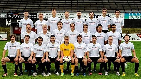 Kader FC Emmendingen 2+3

Oberste Reihe(v.links): Philipp Jehle, Sven Meyer (Spielertrainer 3. mannschaft), Stefan Melchin, Moritz Kioschus, Bardhyl Mehmeti, Unbek., Festim Mehmeti, Robert Market


Mitte (von links): Michael Heinelt (Trainer 2. Mannschaft), Ralf Staiger(Betreuer 2.Mannschaft), Jakob Janosch Fechner, Mario Schneider, Dennis Lippitz, Jason Sturm (Spielertrainer 3. Mannschaft), Aykan Mehmet


Unterste Reihe (von links): Ed Davidson, Jan S., Kemal Kocak, Murath Topuz, Sergey Marcevic, Benjamin Heinzelmann, Tanju Ceken, Niko Suchowitz, Nico Heinelt


Es Fehlen: Julian Moritz, Trimor Dogani, Jakob Bachmann, Matthias Stelz, Dominik Held, Lukas Kioschus, Agron Kabasaj, Florian Kirschner, Yannick Obrecht, Daniel Schüber, Sebastian Rees, Sven Weiss, Martin Burgmann, Moritz Reisen, Raphael Sauer