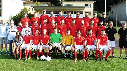 Die Mannschaft 2016/17

Hintere Reihe v.l.n.r.: Timo Waslikowski, Carlo Welle, Florian Steinhauser, Andreas Steinahuser, Timo Leukel, David Bell, Philipp Giesler, Mikail Süme, Gürkan Balta, Kevin Bürgelin (Trainer 1. Mannschaft)

Mittlere Reihe v.l.n.r.: Florian Fuchs (2. Vorstand), Kevin Mayer (Spielausschuss + Spieler), Bernd Waidele (1. Vorstand), Sebastian Malek (Betreuer), Bernhard Armbruster (Betreuer), Marc Hengstler, Ralph Schmid, Marius Matt, Pascal Armbruster, Tobias Esslinger, Stefan Schmider, Tom Franke, Özkür Balta, Simon Jäckle (Trainer 1. Mannschaft), Markus Zander (Trainer 2. Mannschaft)

Vordere Reihe v.l.n.r.: Fabienne Armbruster (Betreuerin), Marvin Maier, Fabian Faißt, Dominik Luke-Hesse, Raphael Kugel, Timo Breig, Nico Wille, Marco Welle, Raphael Leukel

Auf dem Bild fehlen: Simon Uhl, Philipp Armbruster, Steffen Hengstler, Fabio Hoch, Marius Matt, Lukas Baumann, Simon Bliß, Oliver Gewald, Kapular Zdravko, Johannes Moser; Jonas Lehmann, Patrick Huber