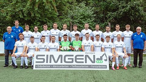 stehend von links: Betreuer Ottmar Zinn, Trainer Benny Hassenfratz, Emil Gerth, Alex Tuttobene, Heiko Rodach, Lukas Kallenbach, Ian Mueller, Felix Jacob, Johannes Willrich, Dennie Reh, Sergen Tok, Enrico Wolf, Tom Rohe, Fußball-Abteilungsleiter Harry Milster, sitzend von links: Nils Farries, Florian Merz, Leon Krüger, Marco Kiefaber, Philipp Heimler, Constantin Haag, Nico Schauß, Lukas Krieg, Nick Ehrensberger, Robin Purdy.