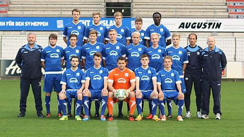 (hinten v.l.): Stephan Hormann, Lukas Boven, Stefan Pöker, Zachary Hamm, Emmanuel Boadu.
(Mitte v.l.): Betreuer Michael Marganus, Stefan Lammers, Maik Fischer, Tobias Bartels, Marten Schepers, Christian Düker, Markus, Rohe, Jan-Luca Ahillen, Trainer Damir Bujan, Betreuer Volker Dworak.
(vorne v.l.): Stefan Kötter, André Köther, Egzon Meta, Jens Brand, Thorben Deters. Es fehlen Mattis Kellersmann und Nico Gill.
