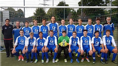 B-1 Saison 2017/18
(hintere Reihe, v.li.)Betreuer Dennis Loewer, Trainer Schorsch Loewer, Niklas Lindisch, Paul Schmitt, Paul Wusthoff, RRR Oschee, Marc Bieck, Tom Roth, Benni Kerres, Alexander Strack, Jonas Herrenbrück, Co-Trainer Tommi Schulte, (vordere Reihe, v.li.)Marc-Philipp Kabuth, Matti Rubbert, Alesandro Coelho Kaminski, Fabian Tasch, Joshua Nix, Robin Tschierske, Fynn Piontek, Noel Wennrich, Alexandros Binas, es fehlt Miquel Kickartz.
Foto: Schorsch Loewer