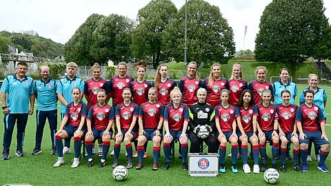 Hintere Reihe v.l.n.r.: Trainer Artur Serek, Torwarttrainer Sebastian Weiberg, Co-Trainer Pascal Serek, Kira Marie Duhm, Hannah Windmüller, Alena Eickler, Carolin Bauer, Laura Zimmermann, Luisa Fauß, Sophia Trenz, Sabrina Himmelreich, Betreuerin Pamela Serek 
Vordere Reihe vv.l.n.r.: Nele Lehnert, Özlem Kutlu, Jule Hänel, Jacqueline Dresbach, Nadine Uhlmann, Charleen Giller, Annabel Vogel, Nassima Abdelwahid, Christina Loehken, Luciana Herbeck, Christine Maurer. 
Es fehlen: Jennifer Pollvogt, Julia Ebert, Hande Yahsi, Jacqueline Schöne, Arzu Karatas, Lena Wenzelewski.