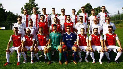 vorne v.l.n.r.: Thomas Welzhofer, Thomas Eichstetter, Andreas Erl, Franz Kreitmeier, Julian Kreitmeier, Florian Kellerer, Benjamin Hoch, Florian Langwieser mitte v.l.n.r.: Michael Kellerer, Betreuer Tobias Salzl, Thomas Kraus, Andreas Hagl, Sebastian Brummer, 2. Abteilungsleiter Christopher Heider, Trainer Bernd Wagner, Sportlicher Leiter Michael Reitmeier hinten v.l.n.r.: Benjamin Roman, Sebastian Holzmann, Markus Galster, Fabian Moser, Florian Berger, Thomas Schwenking, Florian Goehlke, Maurice Topf, Sebastian Semmler