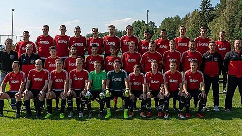 vordere Reihe von links: Dominik Slany, Fabian Kreuzer, Marian Lungu, Fabian Männer, Felix Grüner, David Wagneter, Kevin Blay, Noah Reichenberger, Timo Weigelt, Sven Gruber mittlerer Reihe von links: Thomas Wagner (Betreuer), Thomas Kliebhan (Spielleiter), Nico Sticht, Fathi Usta, Talip Akbalik, Dominik Meyer, Mike Fenzl, Bastian Lochner, Jan Altrock, Daniel Bindl, Christian Blay (Trainer), Roland Spitzl (Trainer) hintere Reihe von links: Cihad Aslan, Lukas Ernstberger, Robert Ligus, Markus Schaarschmidt, Max Menzl, Florian Burger, Thomas Stark, Mehmet Ali Aslan, Henrik Muskat, Tomas Lacina, Simon Strobl, Angelo Weiß Es fehlen: Okan Yavuz, Nico Fenzl, Nico Bergauer