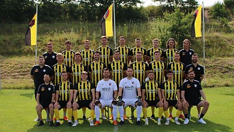 Hintere Reihe v.l.n.r. Vorstand Sport Pascal Huber, Felix Mumbach, Marco Freitag, Florian Rotzinger, Yannick Nagel, Karlo Juric, Silas Busch, Julian Popp, Trainer Christian Hofmeier

Mittlere Reihe v.l.n.r. Spielausschuss Manuel Fitterer, Jan Burkart, Felix Derr, Mathias Schilli, Christof Leiss, Markus Baumann, Jonas Mohr, Janik Walter, Co-Trainer Markus Schulze

vordere Reihe v.l.n.r. Athletik-Trainer Rico Lißner, Philipp Würz, Vincent Zipf, Niklas Volo, Tobias Quentel, Niklas Fitterer, Kutay Zeybekoglu, TW-Trainer Benedikt Nell