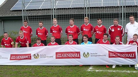 Die SG 2 im neuen Outfit dank Guido Seidel (re.), Agentur für Deutsche Vermögensberatung in 24610 Trappenkamp