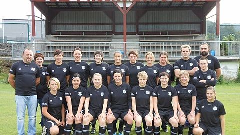 h.l.: Trainer Feichtmeier Freddy, Betreuerin Saller Sabrina, Blaschko Birgit, Hansl Sabine, Ritzinger Barbara, Barthmann Susanna, Baumann Dani, Blach Anna, Heigl Simone, Trainer Fischerauer Hermann, Betreuer Knapp Philipp, Edelfan Feichtmeier Stefan
v.l.: Feichtmeier Dani, Enzesberger Stefanie, Kainz Ramona, Fischerauer Romana, Ellerbeck Silvia, Baumann Johanna, Ueberham Judith, Pfeffer Christine