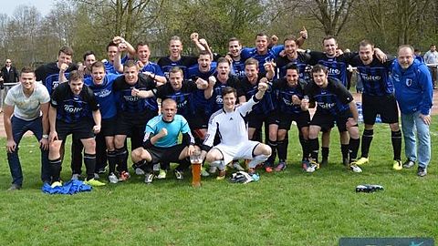 Meistermannschaft 2013!
Hintere Reihe: Sascha Metze, Nils Hartmann, Mark Krug, Frank Wambach, Timo Gill, Lucas Rübenkönig, Dennis Vogel, Christoph Franke, Marvin Steube, Fabian Hebestreit, Chris Frey, Ypse.
Vorder Reihee: Robin Homburg, Fabio Jakob, Matze Szymanski, Max Gellner, Marc Pelitsch, Kevin Pelitsch, Tobi Linke, Florian Schuh und Harald Begau.
Unten: Niclas Thöne, Tim Kistner