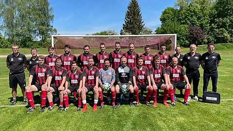 hinten von links nach rechts: Michael Jenuwein, Peter Eifler, David Grathwohl, Michael Fischer, Bernd Reinartz, Thomas Jakob, Manuel Zeller, Viktor Cilik, Sebastian Huber, Patrick Dietrich, Andreas Dorweg, Reinhard Maurer, Gökhan Öztürk; vorne von links nach rechts: Oliver Blösch, Markus Reisch, Julian Schmid, Philipp Marz, Gerhard Wöß, Michael Kaiser, Frederik Kössinger, Patrik Müller, Peter Konrad