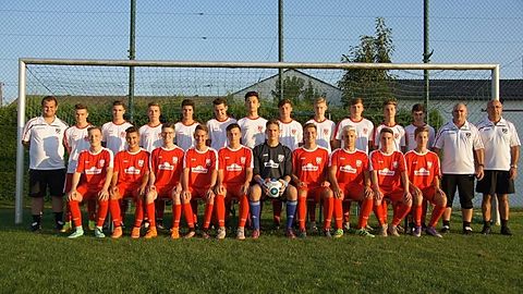 stehend von links: U17 Chef-Trainer Hanfbauer Johannes, Specht Nicklas, Gumpp Michael, Moser Maximilian, Rechner Jannik, Kretzschmar Felix, van Gent Jordi, Gietl Simon, Marb Johannes, Specht Vincent, Binder Christoph, Füger Peter, U17 Co-Trainer Rechner Jürgen, Betreuer Gumpp Georg
sitzend von links: Bauer Julien, Hackenberg Fabian, Hertl Luis, Bischofberger Laurin, Käser Oliver, Schlüter Maximilian, Vize-Kapitän Dussmann Maximilian, Domin Dennis, Kapitän Schaller Jakob, Adam Eric

Es fehlen:
Riss Marco, Bauer Michael, Koordinator Bürle Stefan