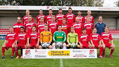 v.v.l: Marcel Schachtsiek, Kutsal Bekmeczi, Tim Meier, Patrick Stüven, Max Heidemann, Jan Stellbrink, Sarhat Sadi Cuki, Christopher Kaufmann, Felix Rathert
m.v.l: Trainer Jens Horstmann, Jan-Philipp Stüven, Jan Röth, Leon Seelmeyer, Luca Kozlik, Dennis Stork, Sebastian Ulbrich, Sportlicher Leiter Carsten Johanning
h.v.l: Marvin Jainsky, Ibrahim Kara, Pascal Spieß, Thanasis Chatzivasiliadis, Spiridon Tsingos, Aki Botsios, Marcel Stork