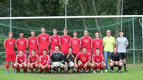 o.v.l.: Christopher Kläs, Daniel Brötzmann, Jakob Gieße, Tobias Becker, Michael Schmitz, Andreas Zimmer, Christopher Schmitz, Sebastian Holz, Julian Schmitz, Trainer Harry Dahlem
u.v.l.: Sebastian Dax, Sebastian Arens, Sebastian Ewertz, Marc Meerfeld, Kapitän Marc Hein, Marcel Urmersbach, Tim Schumacher