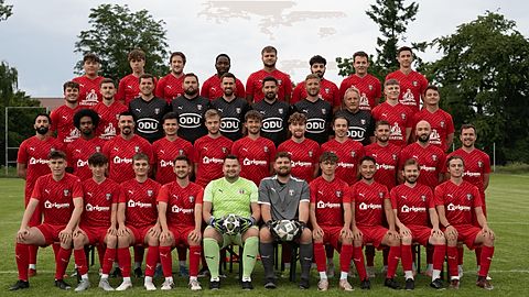 1. Reihe v.l.r.: Moritz Dierschke, Xaver Hame, Jason Schmiedichen, Felix Feil, Lukas Haunberger, Maximilian Springer, Elia Wimmer, Burak Bayhan, Tobias Weichselgartner, Luca Lohmeier 2. Reihe v.l.r.: Ali Aashour, Ashenafi Hähnel, Ivan Pete, Luka Grän, Dennis Görner, Elias Vitzthum, Joshua Richl, Simon Lohmeier, Timo Feil, Can Kök, Bastian Herrmann 3. Reihe v.l.r.: Attila Solt, Enrico Kilb, Marcel Laggerbauer, Dominik Springer, Jonas Reichl, Mario Gollnick, Andreas Pettinger, Manfred Kühnstetter, Maximilian Hans, Maximilian Rigam 4. Reihe v.l.r.: Muhammed Aydin, David Macht, Wolfgang Sax, Osasuwen Igbinuwen, Oliver Kis, Panagiotas Patas, Florian Bachmeier, Johannes Pogiba