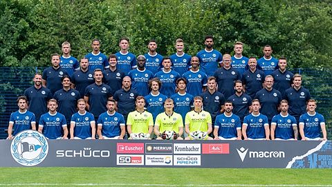 hi. Reihe v.li.: Louis Oppie, Joel Felix, Maximilian Großer, Gerrit Gohlke, Lukas Kunze, AndrÃ Becker, Leon Schneider, Jeredy Hilterman, dritte Reihe v.li. Arne Böker (Physiotherapeut), Michael Schweika (Physiotherapeut), Mario Bertling (Physiotherapeut), Merveille Biankadi, Stefano Russo, Noah Sarenren Bazee, Sebastian Wolf (Zeugwart), Rainer Schonz (Zeugwart), Malte Hornemann (Reha-Trainer), zweite Reihe v.li. Mitch Kniat (Cheftrainer), Daniel Jara (Co-Trainer), Oliver Döking (Co-Trainer), Steffen Süßner (Torwart-Trainer), Mael Corboz, Kaito Mizuta, Janik Steringer (Co-Trainer und Video-Analyst), Niklas Klasen (Athletik-Trainer), PD Dr. Tim Niedergassel (Mannschaftsarzt), Prof. Dr. Stefan Budde (Mannschaftsarzt), vordere Reihe v.li. Christopher Lannert, Mika Schroers, Sam Schreck, Aygün Yildirim, Artem Zaloha, Jonas Kersken, Leo Oppermann, Nassim Boujellab, Marius Wörl, Tom Geerkens, Henrik Koch.