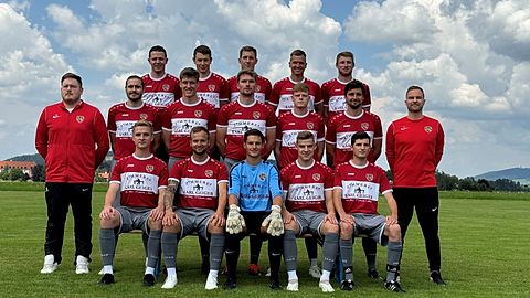 Hintere Reihe (von links): Maximilian Berchtold, Fabian Kees, Korbinian Jörg, Josef Noder, Roman Leitner;
Mittlere Reihe (von links): Lukas Niggl (Betreuer, Torwarttrainer), Martin Zeller, Tobias Trainer, Andreas Stadler, Adrian Niggl (Kapitän), Martin Hennebach (Spielertrainer), Fabian Lindauer (Trainer);
Vordere Reihe (von links): Florian Müller, Gregor Schaffer, Johannes Greinwald, Fabian Maier, Fabian Hindelang;
Auf dem Bild fehlen: Kilian Andrick, Roman Hindelang, Michael Horner, Klaus Uhlschmied, Kilian Geiger, Louis Mauer, Tizian Henn, Schuster Roman, Steffen Biedermann;