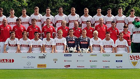 Obere Reihe v.l.: Sven Schimmel, Thomas Geyer, Felice Vecchione, Sven Schipplock, Ermin Bicakcic, Daniel Vier, Soufian Benyamina, Marco Rapp, Panagiotis Vlachodimos, Matthias Schwarz, Tobias Rühle, Fabian Broghammer, Sebastian Enderle. Mittlere Reihe v,l. : Trainer Jürgen Seeberger, Co-Trainer Walter Thomae, Towart-Trainer Thomas Walter, Reha-und Athletiktrainer Matthias Schiffers, Abteilungsleiter Helmar Müller, Physiotherapeut Gerhard Egger, Physiotherapeut Steffen Lutz, Zeugwart Jochen Seitz, Zeugwart Jürgen Möhrle, Zeugwart Gordana Marcovic-Masala. Unter Reihe v.l. : Moritz Kuhn, David Müller, Ötztürk Karatas, Alessandro Riedle, Sebastian Hertner, Markus Krauss, Bernd Leno, Pekka Lagerblom, Michael Gardawski, Tobias Rathgeb. Foto: Uli Deck dpa